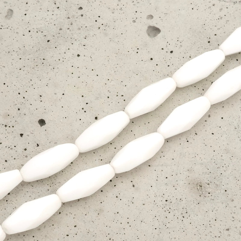 Fil de perles de Bohème blanches opaques, olives allongées, 15 x 6mm.
