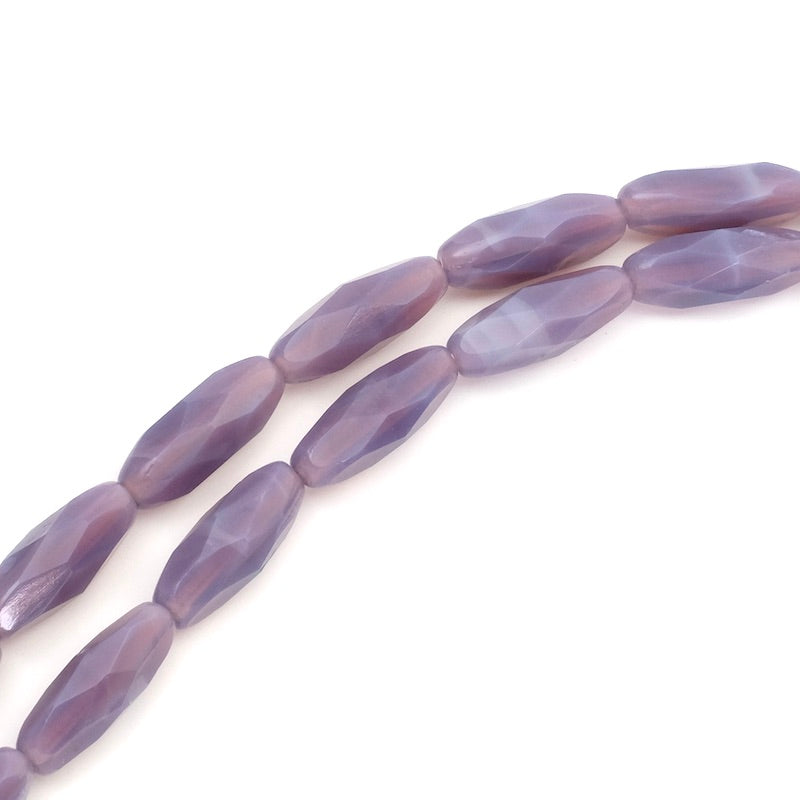 Fil de perles violettes allongées à facettes de 15 x 6mm.