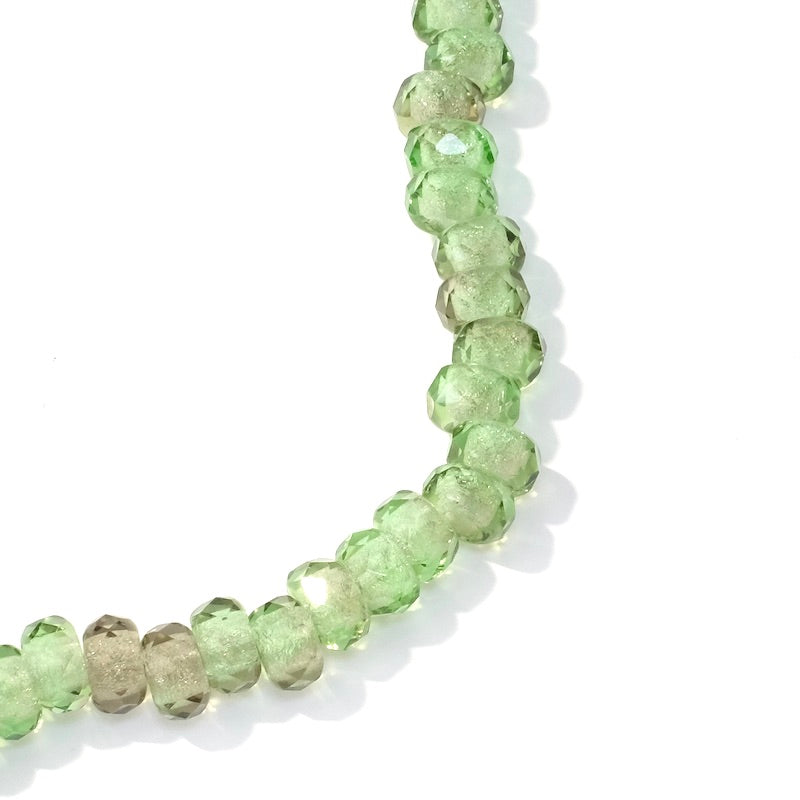 Fil de perles vertes transparentes facettées de 9x5mm.