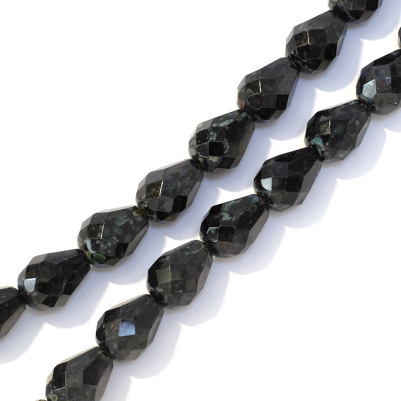 Fil de perles de Bohème noires mouchetées en forme de goutte.