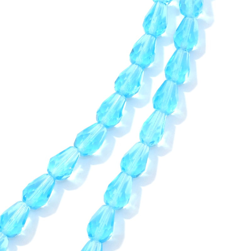 Fil de perles bleues transparentes en forme de goutte.