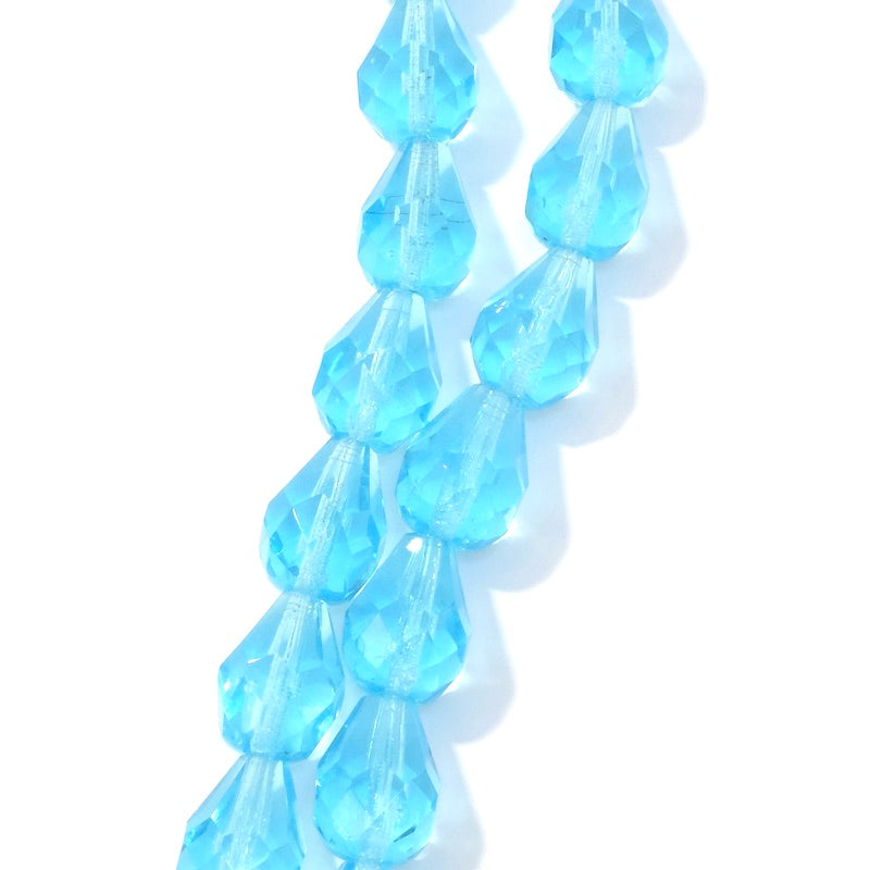 Fil de 9 perles de Bohème bleu azur transparent en forme de goutte.