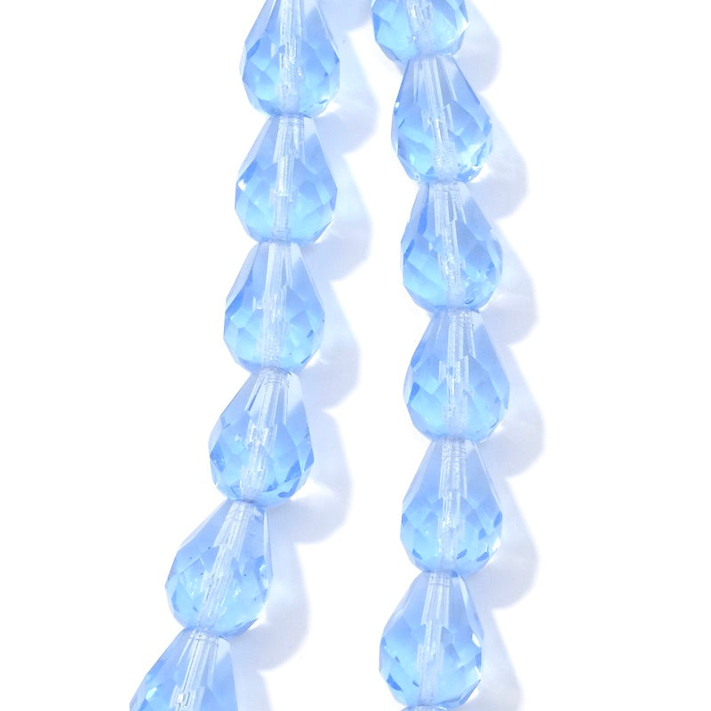 Fil de perles en verre bleu clair transparent en forme de goutte.