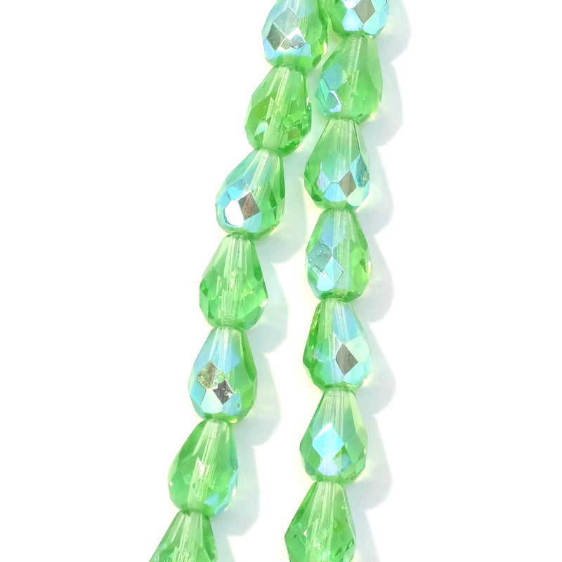 Fil de 12 perles de Bohème vertes transparentes irisées en forme de goutte.
