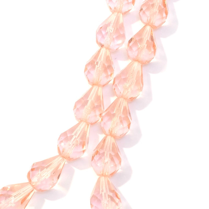Fil de 9 perles de Bohème en verre rose clair transparent en forme de goutte.