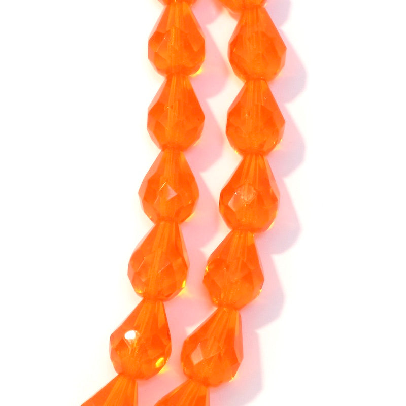 Fil de perles de Bohème orange transparent en forme de goutte.