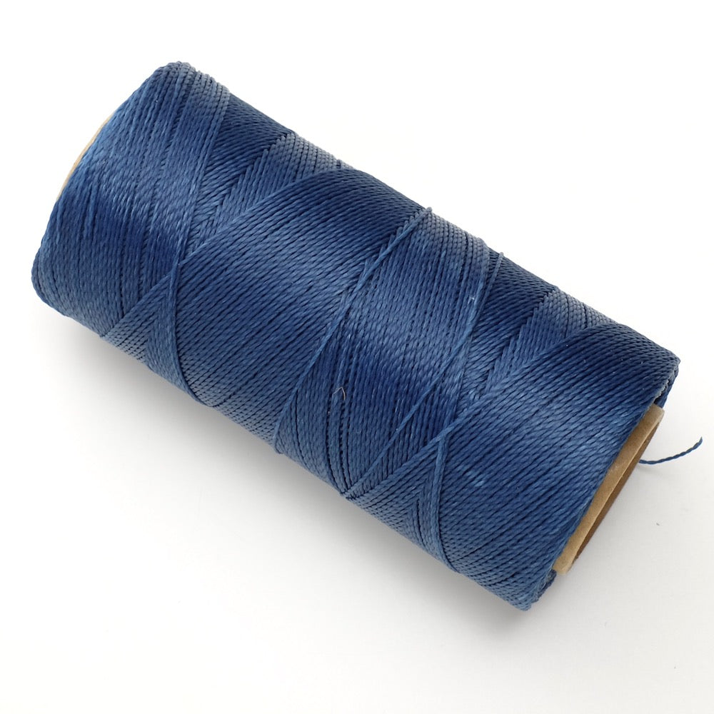 Bobine de fil ciré bleu nuit pour micro macramé.
