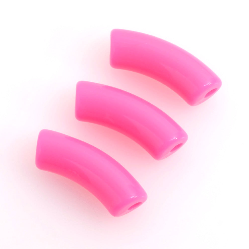 Trois perles tubulaires incurvées en acrylique rose fluo.
