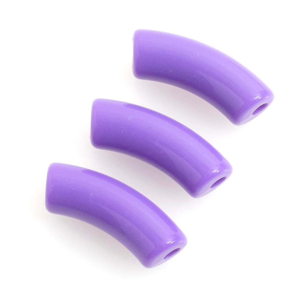 Trois perles tubulaires incurvées en acrylique violet foncé.