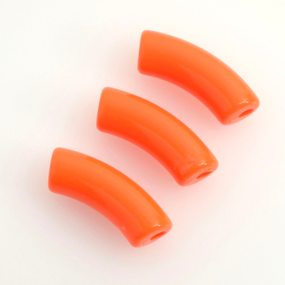 Trois perles tubulaires incurvées en acrylique orange sur fond blanc.