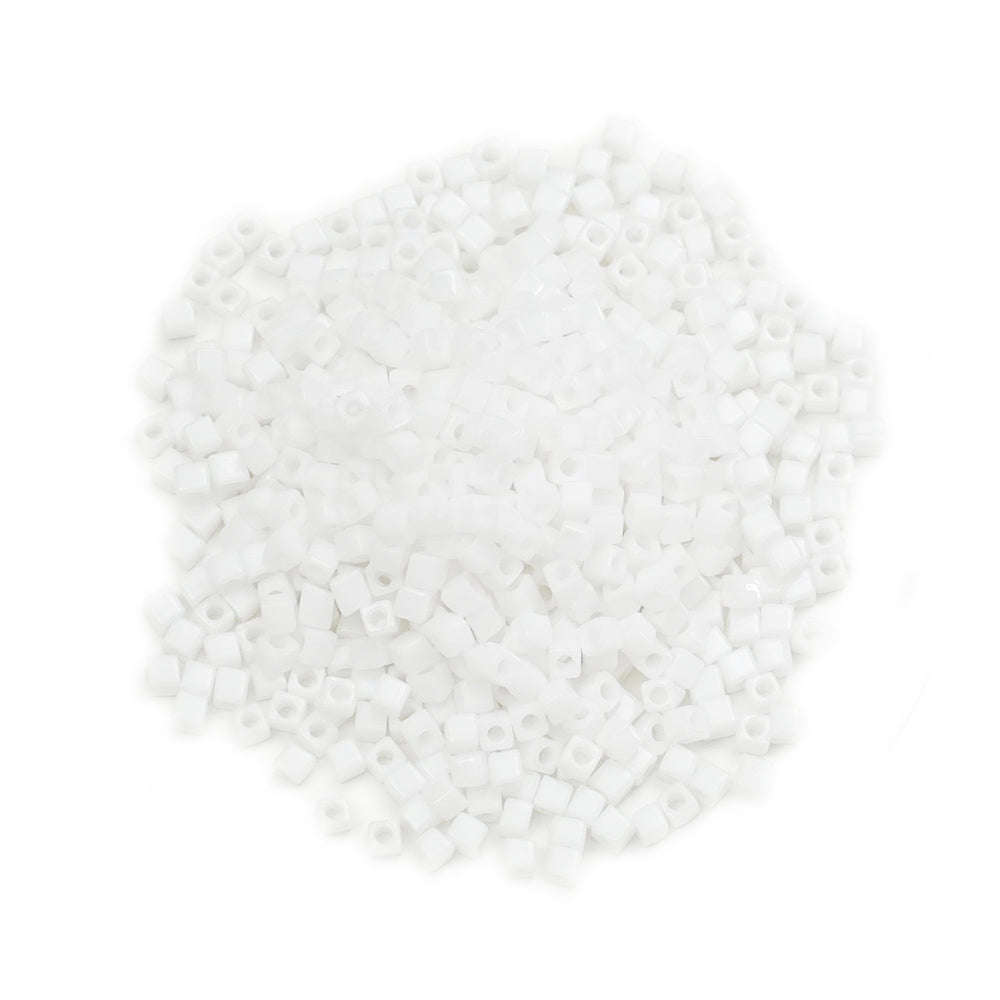 8 grammes de perles Miyuki Square Beads 1,8mm White opaque SB0402