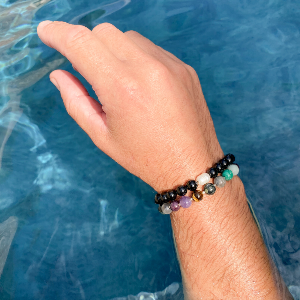 Bracelet en pierres naturelles porté au poignet dans l’eau d’une piscine — Perles Corner
