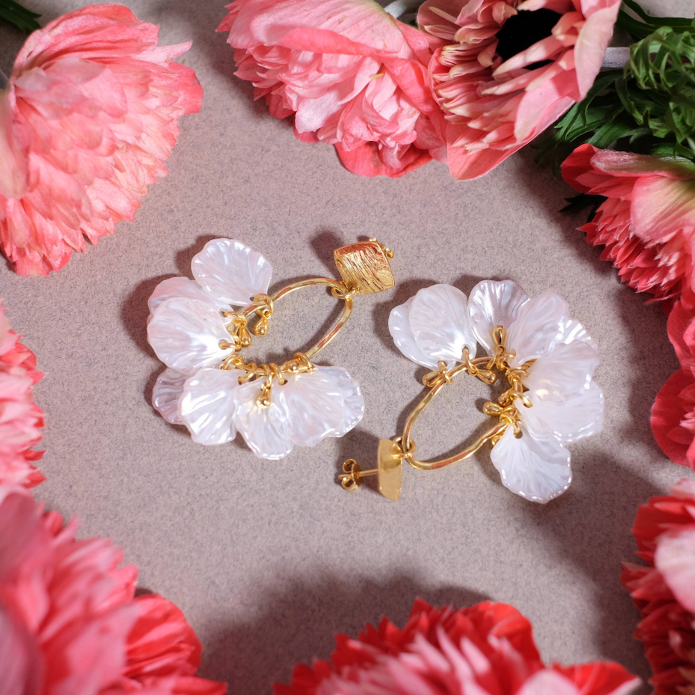 Créez des bijoux avec 20 perles transparentes fleurs multicolore