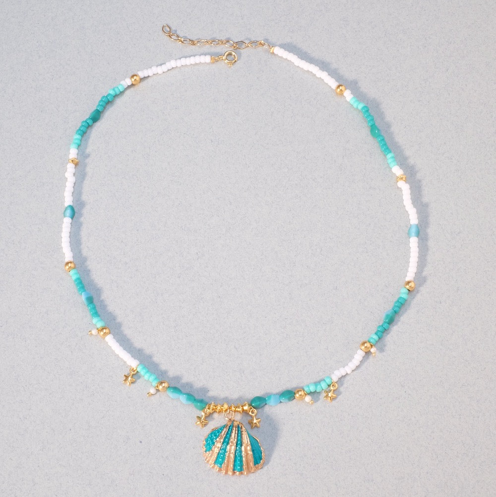 Collier de l'été en perles colorées et pendentif coquillage