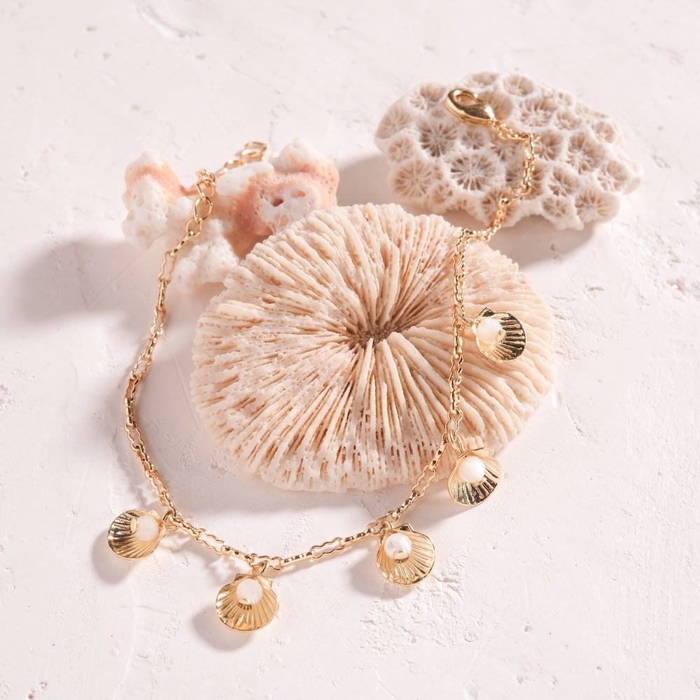 Bracelet souvenir d'été — Coquillages dorés et perles de nacre