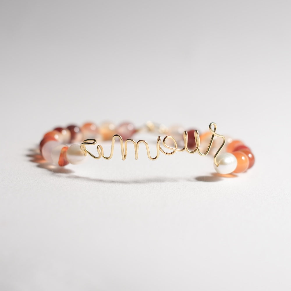 Bracelet mot en fil de laiton