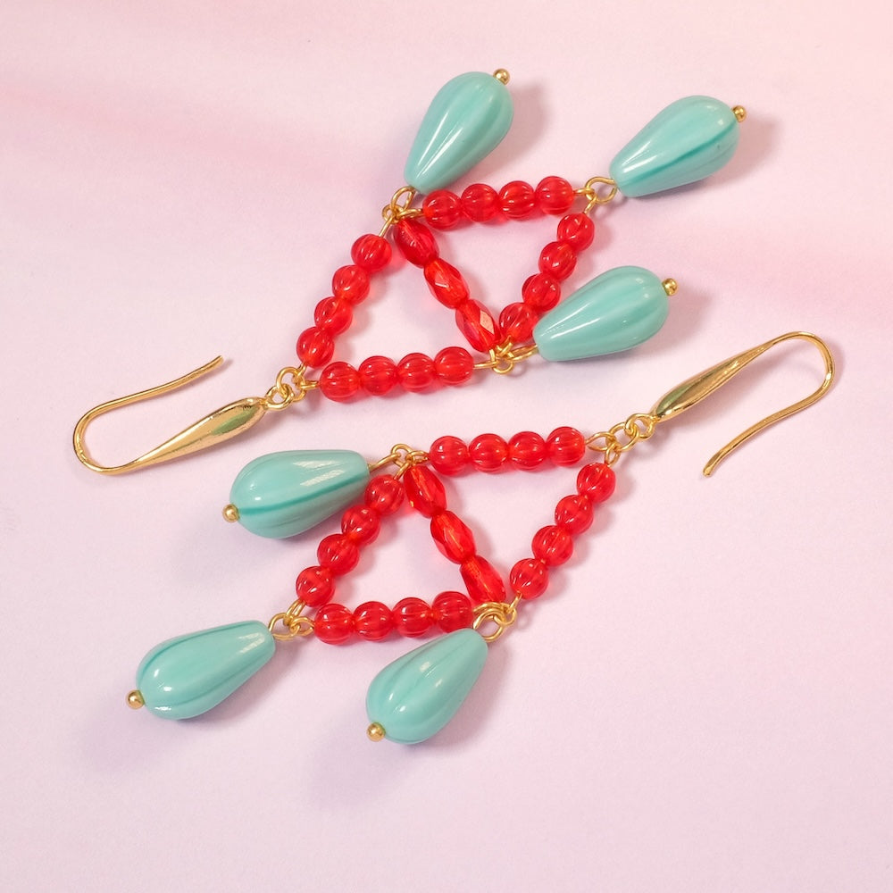 Éclats Géométriques – Boucles Losange en Perles