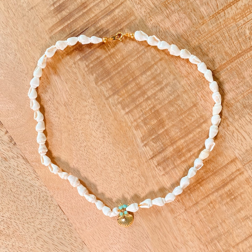 Fil de 120 perles de coquillage naturel beige ivoire.