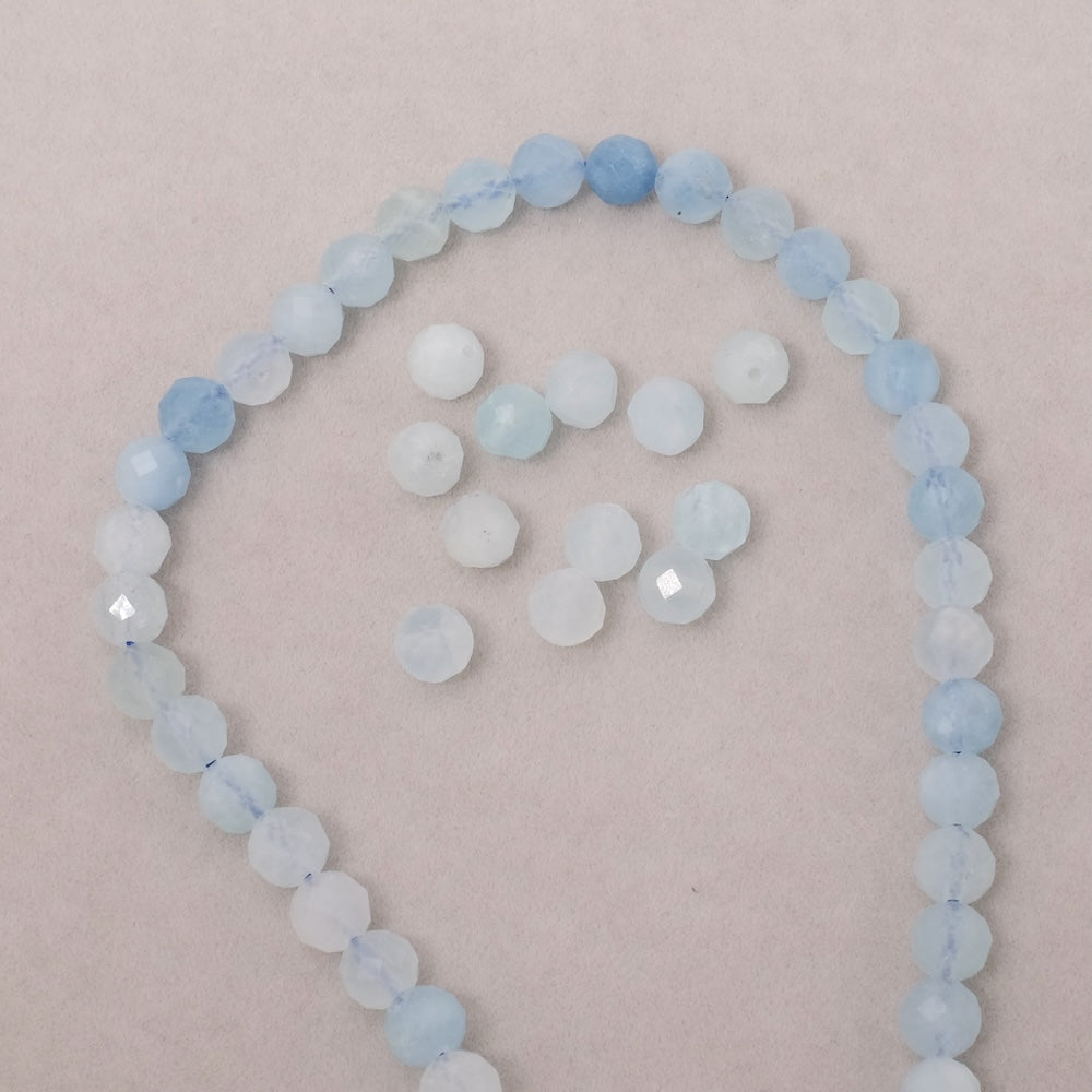 10 perles naturelles rondes facettées 6mm en Aigue marine