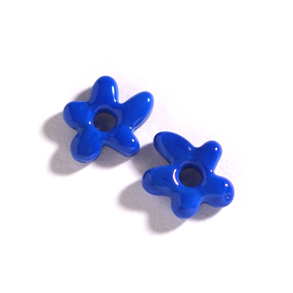 2 Pendentifs fleur asymétrique — verre bleu