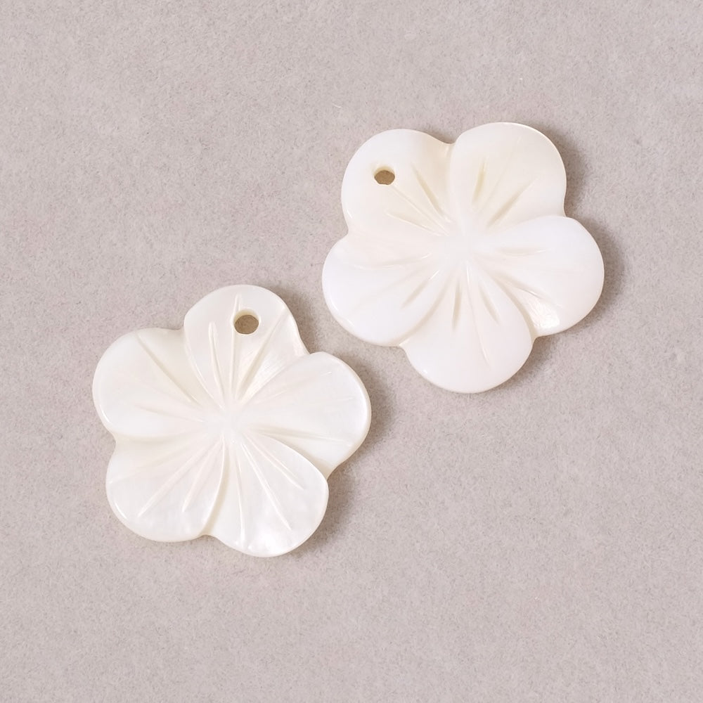 2 Pendentifs fleurs 20mm en nacre blanche 