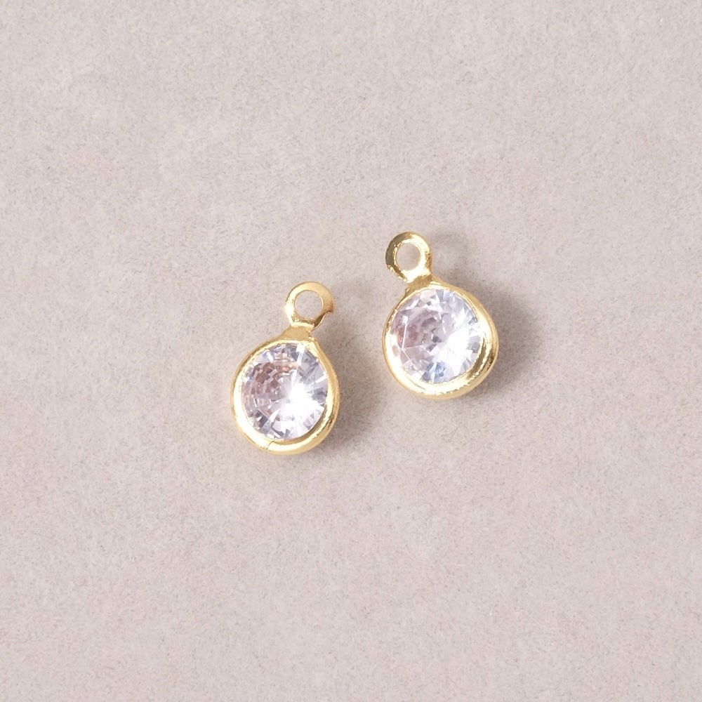 2 Pendentifs sertis rond en Oxyde de Zirconium en laiton Doré à l'or fin 24K Premium