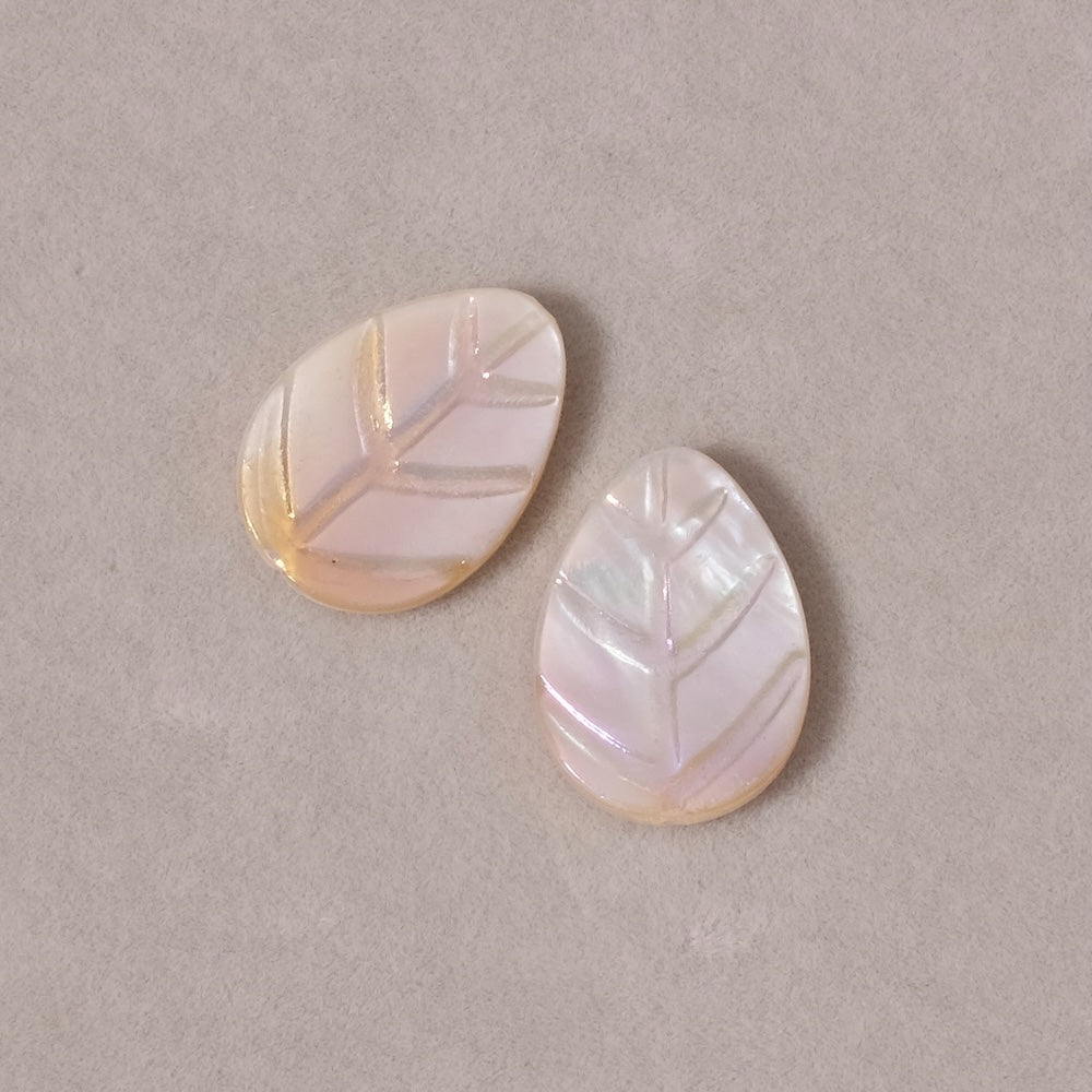 2 Perles feuilles 20mm en nacre effet AB irisé