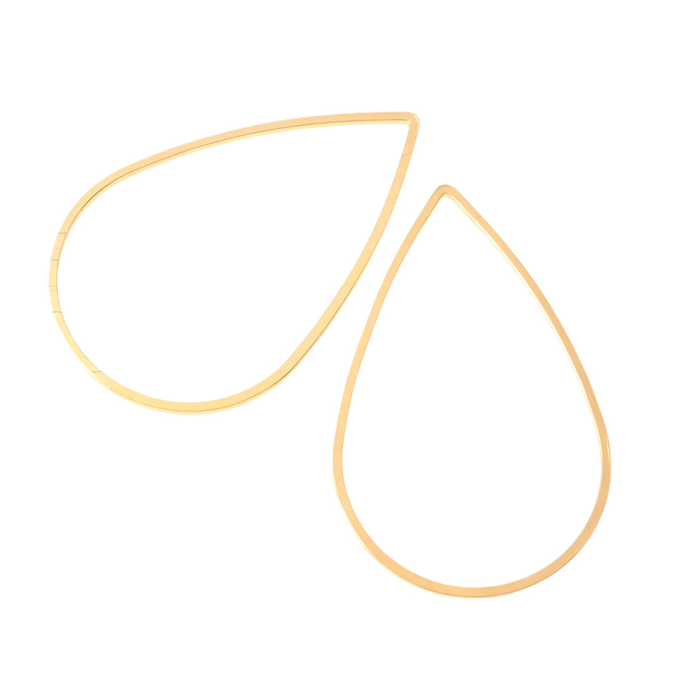 Deux anneaux fermés dorés en forme de goutte.