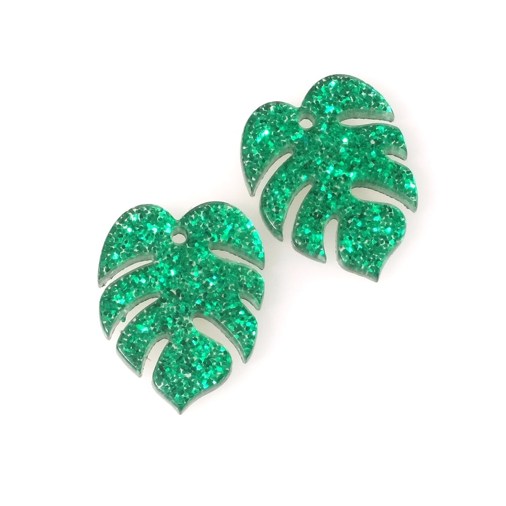 2 pendentifs feuille de Monstera en acétate vert pailleté