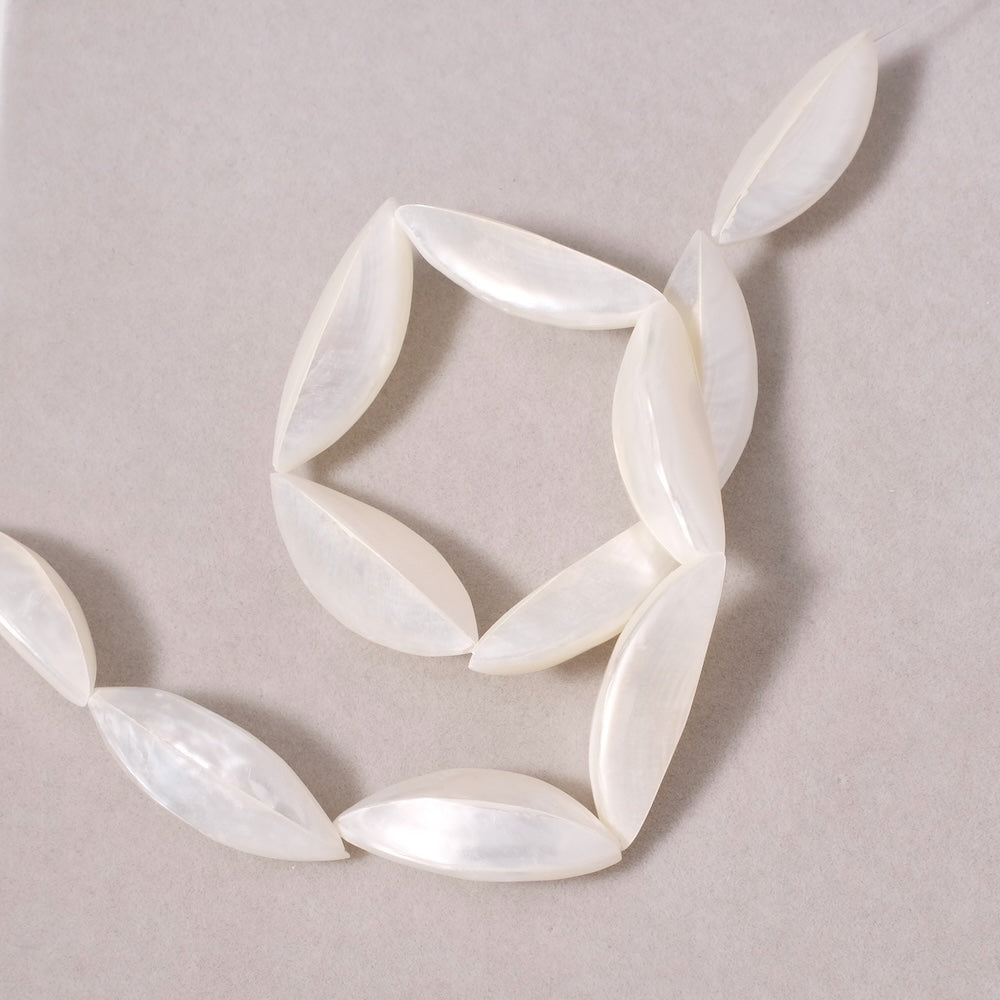 2 perles navettes 30mm en coque de Nacre naturelle blanche