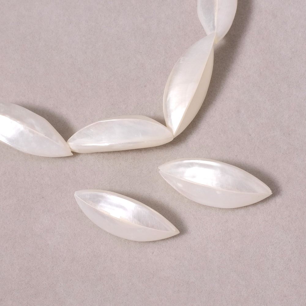 2 perles navettes 30mm en coque de Nacre naturelle blanche