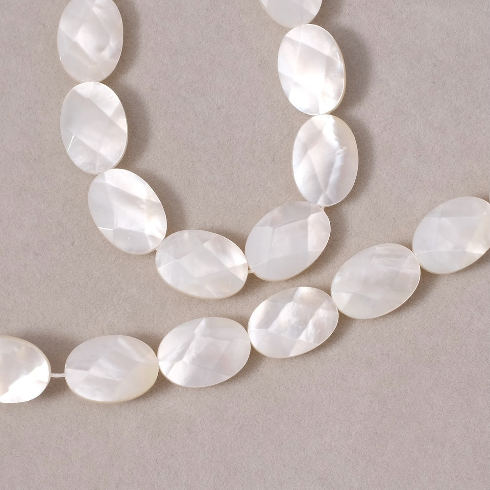 2 perles ovales facettées 10x14mm en Nacre blanche très belle qualité