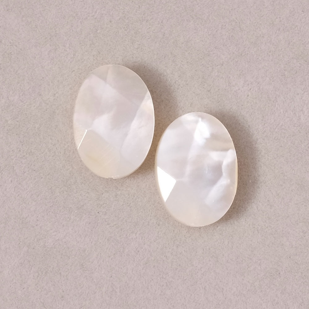 2 perles ovales facettées 10x14mm en Nacre blanche très belle qualité