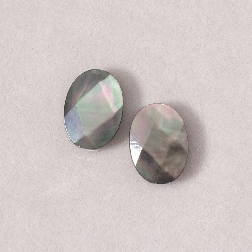 2 perles ovales facettées 10x14mm en Nacre noire très belle qualité