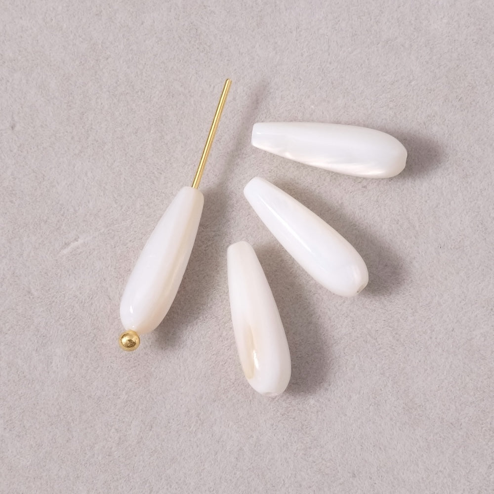 4 perles goutte allongée 15mm en Nacre naturelle blanche