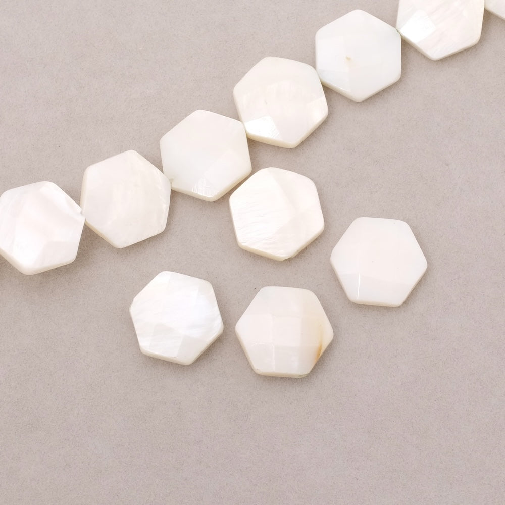 4 perles hexagone facetté en Nacre blanche