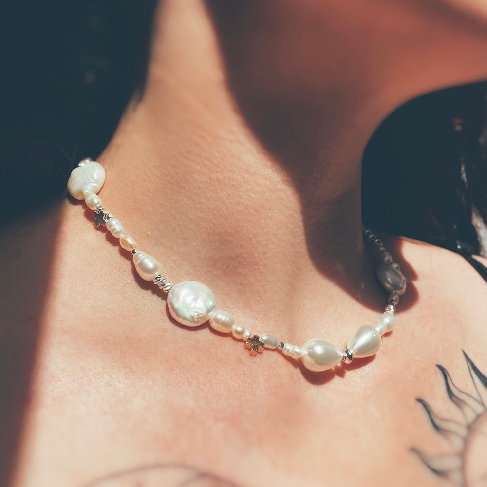 Exemple de création : Collier Choker Louisa avec mix de perles de nacre – tuto Perles Corner