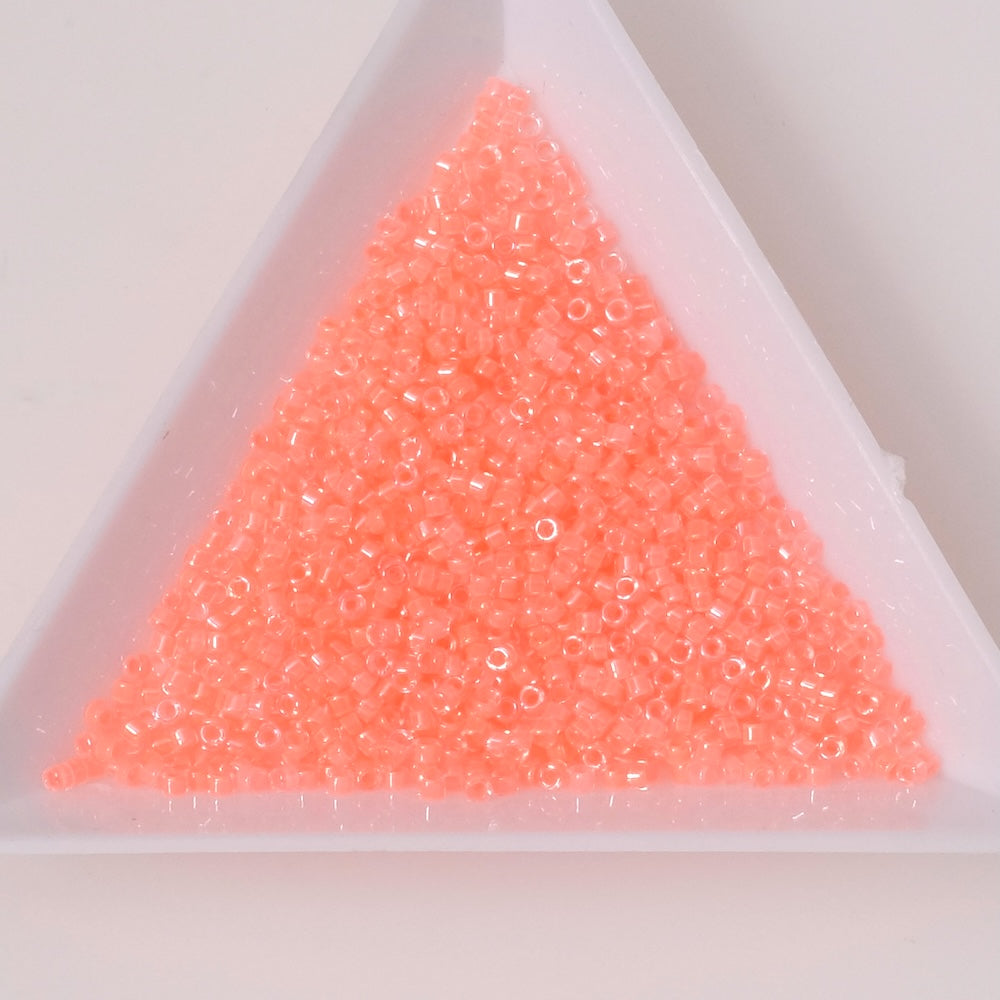 5 grammes de perles Miyuki Délica 11/0 Luminous Flamingo DB2034