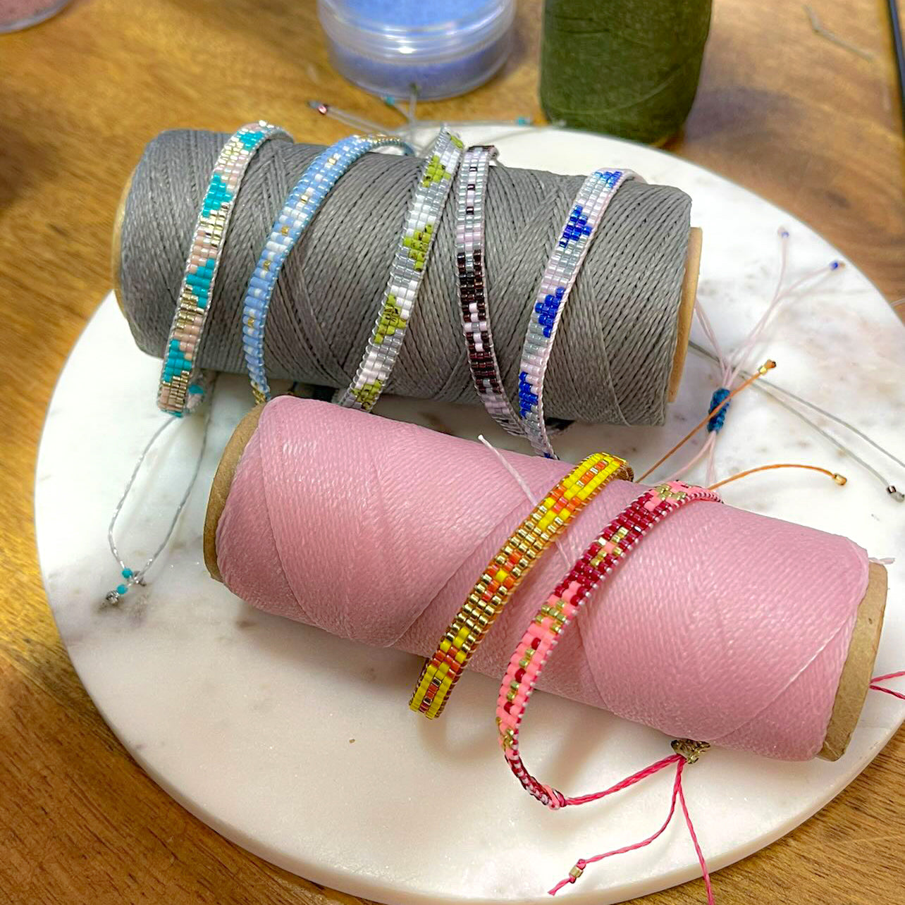 Bracelets tissés à la main avec des perles Miyuki sur des bobines de fil.