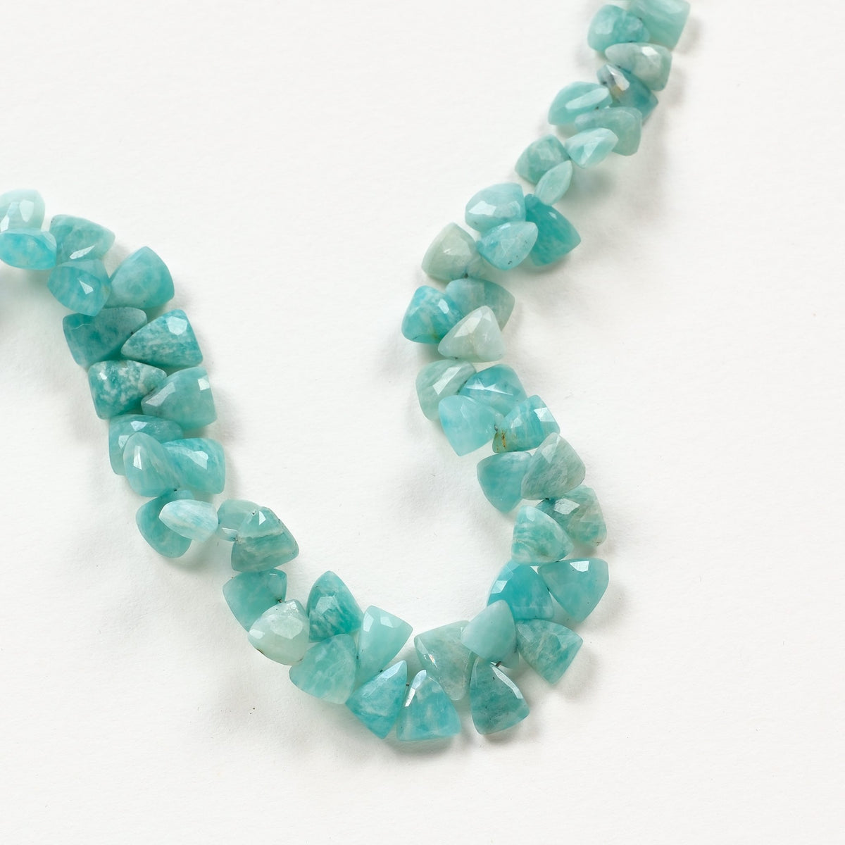 Fil de perles triangles en amazonite naturelle