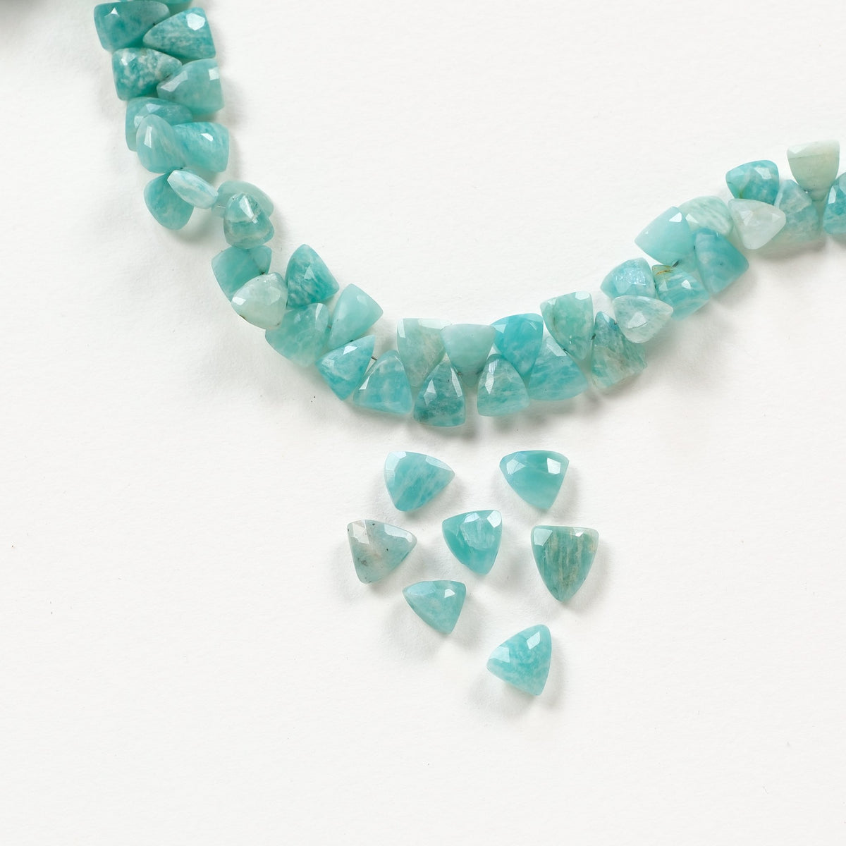 Perles triangles facettées en amazonite naturelle, en vrac et en fil