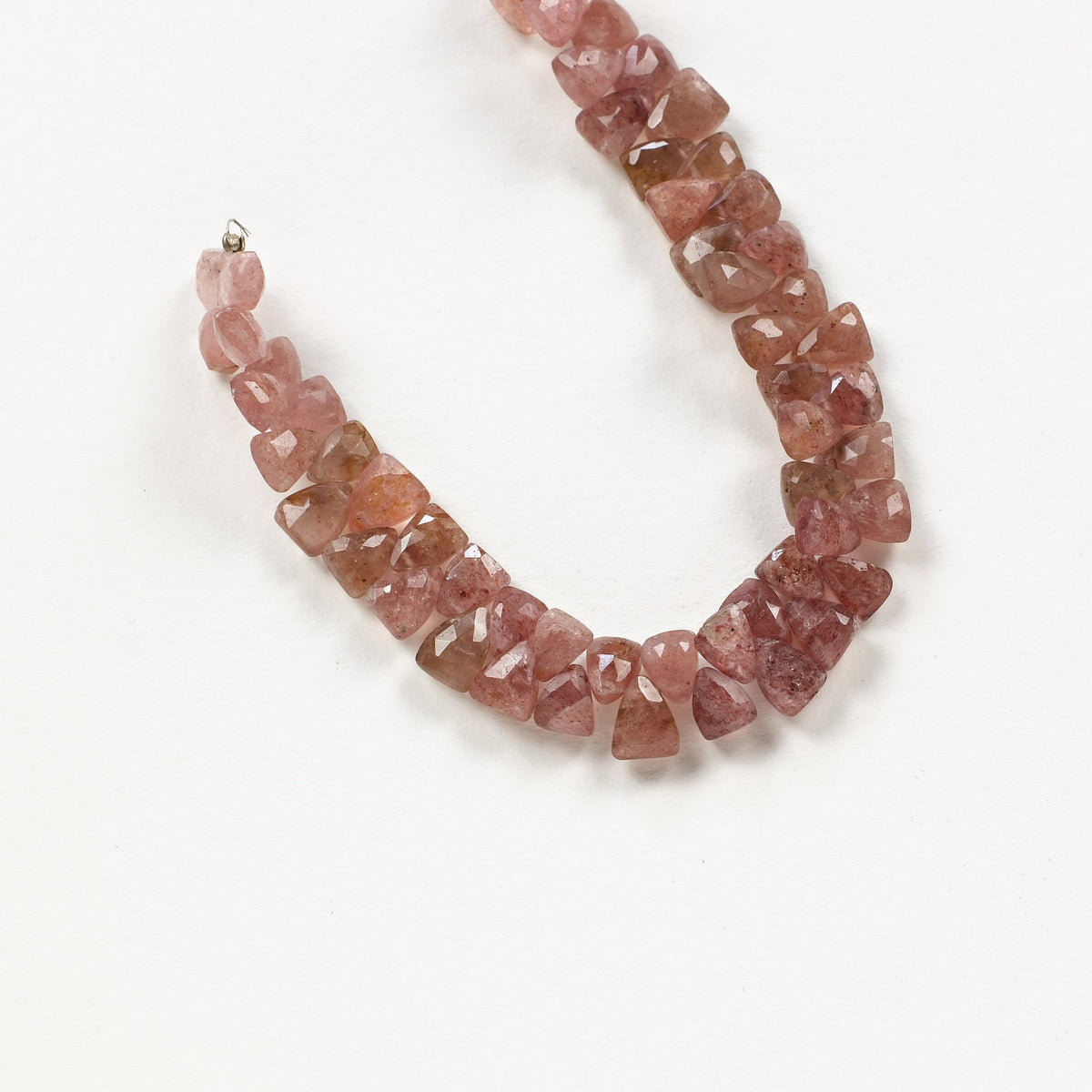 Fil de perles triangles en quartz fraise rose framboise