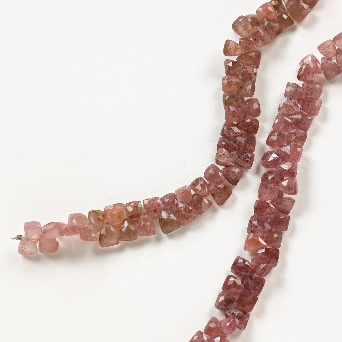Deux fils de perles triangles facettées en quartz fraise naturel