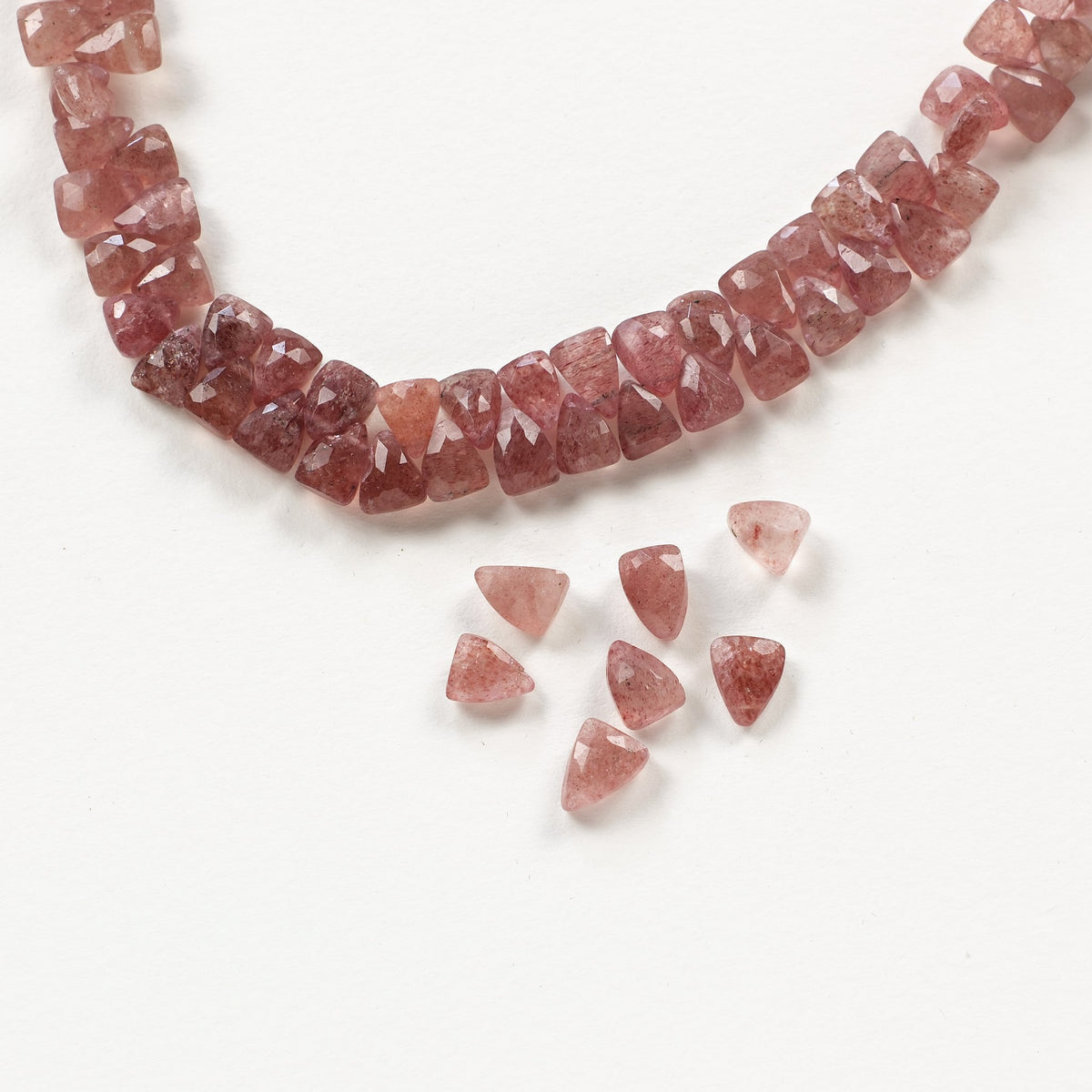 Perles triangles facettées en quartz fraise naturel, en vrac et en fil
