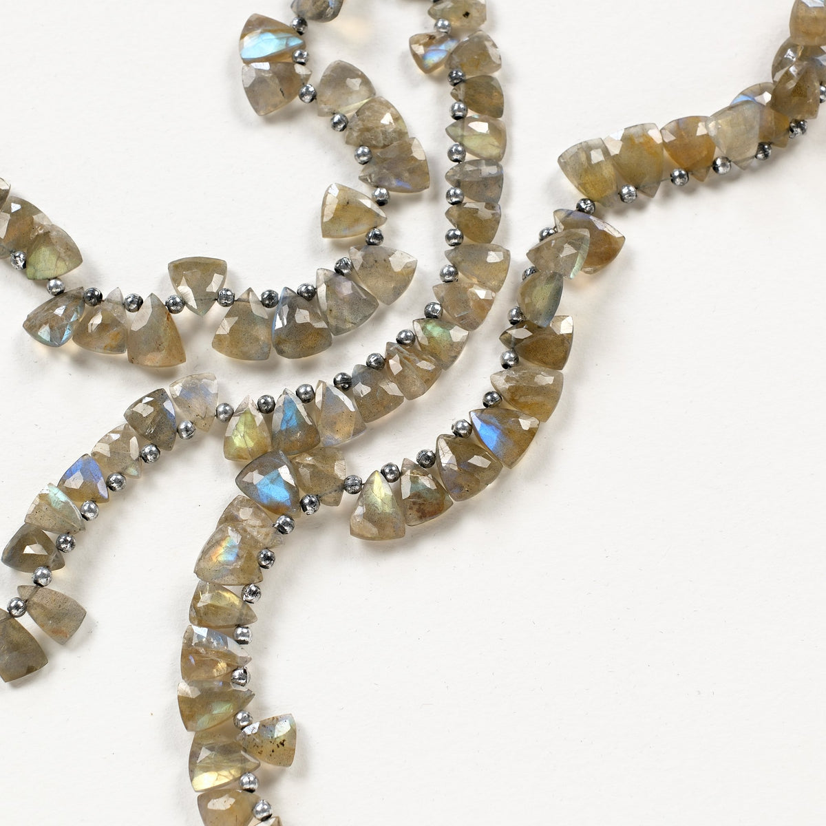 Fils de perles triangles en labradorite aux reflets bleus et dorés