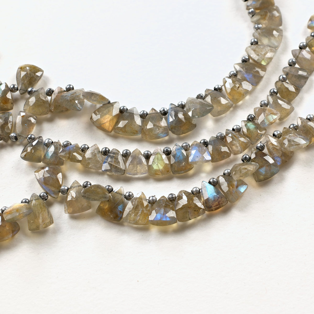 Trois fils de perles triangles facettées en labradorite naturelle