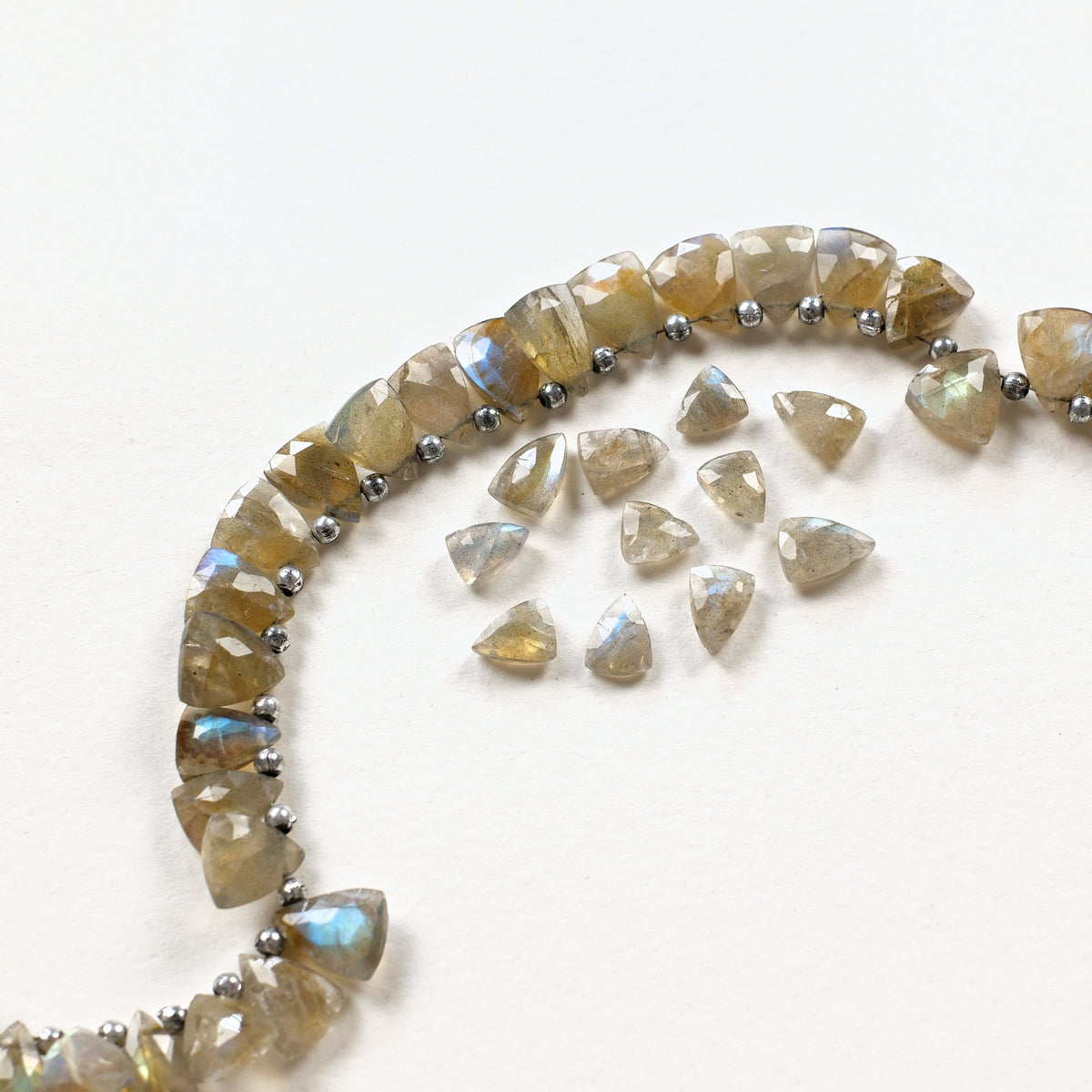Perles triangles facettées en labradorite naturelle aux reflets bleus, en vrac et en fil