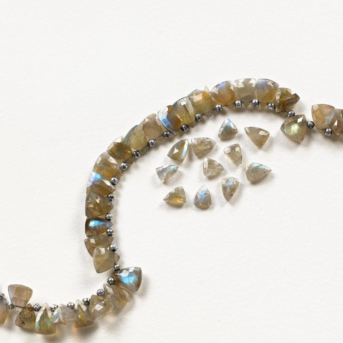 Fil de perles triangles en labradorite et quelques perles détachées