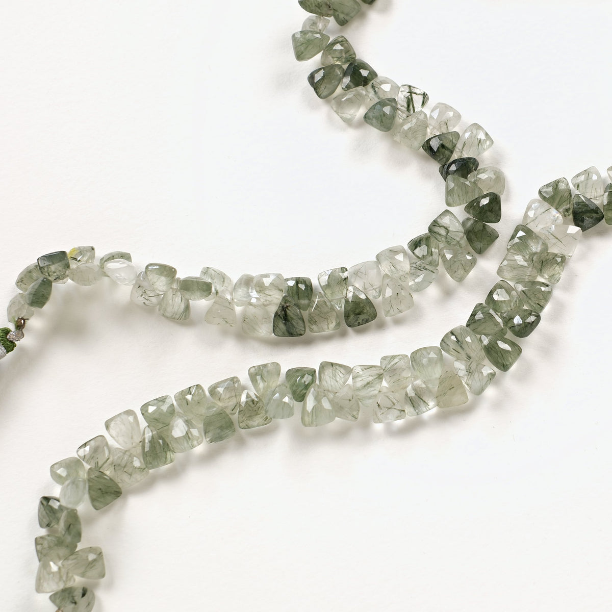 Fils de perles triangles en préhnite à inclusions d'épidote