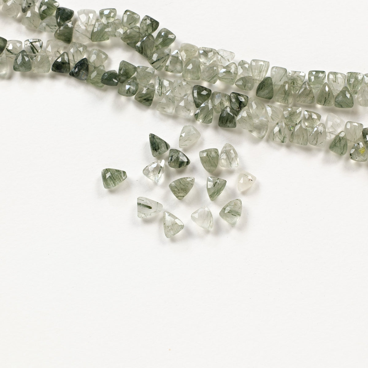 Perles triangles facettées en préhnite à aiguilles d'épidote, en vrac et en fil